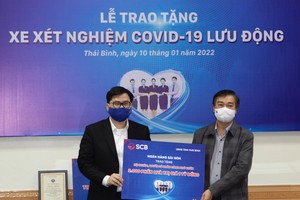Ông Trương Khánh Hoàng, Quyền Tổng Giám đốc SCB trao bảng tượng trưng tặng 2.000 phần quà trị giá 01 tỷ đồng cho đại diện UBMTTQ Tỉnh Thái Bình, ông Nguyễn Văn Giang, Trưởng Ban Dân vận tỉnh, Chủ tịch UB MTTQ Tỉnh. 
