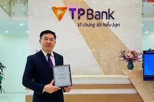 Ông Đinh Văn Chiến, Phó Tổng Giám đốc TPBank nhận giải thưởng The Asian Banker