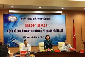 Ban chủ toạ điều hành buổi họp báo