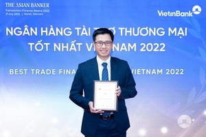 Ông Trần Hoài Nam, Phó giám đốc Khối Khách hàng doanh nghiệp kiêm Giám đốc Trung tâm Phát triển Giải pháp tài chính khách hàng đại diện VietinBank nhận Giải thưởng