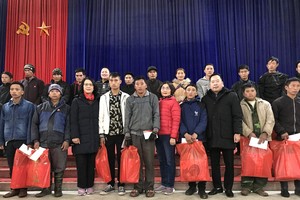 Bà Nguyễn Thị Phượng, Phó Tổng giám đốc Agribank cùng Agribank Lào Cai tặng 40 phần quà đến 40 gia đình có hoàn cảnh khó khăn tại xã Lùng Phình, huyện Bắc Hà, Tỉnh Lào Cai.