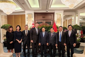 Đại diện ngân hàng Standard Chartered cùng Thủ tướng Chính phủ Việt Nam Phạm Minh Chính tại Diễn đàn Việt Nam - Singapore 2023