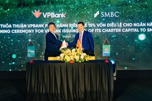 Ông Ngô Chí Dũng, Chủ tịch HĐQT VPBank và ông Masahiro Yoshimura, Giám đốc Điều hành, Tổng trưởng Quản lý Đầu tư, Ngân hàng SMBC ký kết thỏa thuận