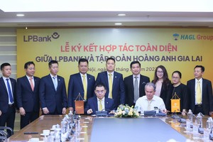 Ông Hồ Nam Tiến, Phó chủ tịch Hội đồng Quản trị, Tổng giám đốc LPBank (bên trái) và ông Đoàn Nguyên Đức, Chủ tịch HĐQT HAGL Group (bên phải) thực hiện ký kết hợp tác