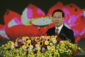 Chủ tịch nước Võ Văn Thưởng nhấn mạnh: "Hậu Giang cần chú trọng chuyển dịch mạnh mẽ cơ cấu kinh tế gắn với đổi mới mô hình tăng trưởng, tiếp tục cải thiện môi trường đầu tư kinh doanh"...