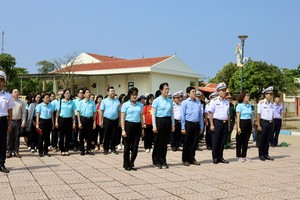 Chuẩn Đô đốc Nguyễn Đăng Tiến, Bí thư Đảng ủy, Chính ủy Vùng 3 Hải quân cùng đại diện Agribank là bà Nguyễn Tuyết Dương, thành viên hội đồng thành viên, bà Từ Thị Kim Thanh, thành viên hội đồng thành viên; bà Nguyễn Thị Phượng, Phó Tổng giám đốc chào cùng đoàn công tác chào cờ tại cột cờ huyện đảo Cồn Cỏ, tỉnh Quảng Trị.