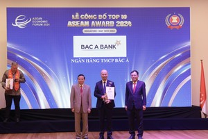 Ông Chu Nguyên Bình, Phó tổng giám đốc BAC A BANK, đại diện Ngân hàng lên nhận giải Doanh nghiệp tiêu biểu ASEAN 2024