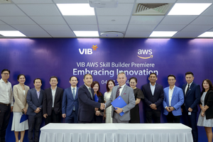 Lễ ký kết tích hợp nền tảng AWS Skill Builder vào chương trình đào tạo nhân lực về Cloud của VIB 