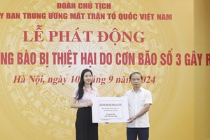 Ngay sau khi Ủy ban TW MTTQ Việt Nam phát động, Công đoàn NHCSXH đã ủng hộ 500 triệu đồng (Trong ảnh: Phó tổng giám đốc NHCSXH Nguyễn Thị Hằng (bên trái) trao biểu trưng cho đại diện Lãnh đạo MTTQ Việt Nam)