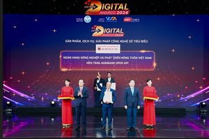 Đại diện Agribank nhận giải thưởng Chuyển đổi số Việt Nam năm 2024 cho Nền tảng Agribank Open API