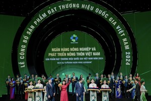 Đại diện Agribank, bà Phùng Thị Bình - Phó Tổng giám đốc Agribank nhận hoa và biểu trưng của Chương trình