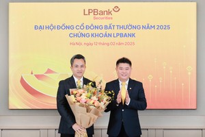 Ông Nguyễn Đức Thụy, Chủ tịch HĐQT LPBank (phải) – đại diện vốn góp tại LPBS chúc mừng ông Nguyễn Duy Khoa, tân Chủ tịch HĐQT LPBS 