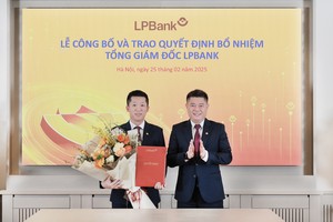 Ông Nguyễn Đức Thụy – Chủ tịch HĐQT LPBank (phải) trao quyết định bổ nhiệm cho ông Vũ Quốc Khánh – Tổng Giám đốc LPBank (trái)