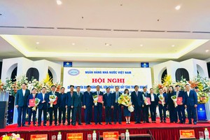 Lãnh đạo các tỉnh trong khu vực 4 và Phó Thống đốc Thường trực NHNN Đào Minh Tú chụp ảnh lưu niệm cùng Ban Lãnh đạo NHNN chi nhánh khu vực 4