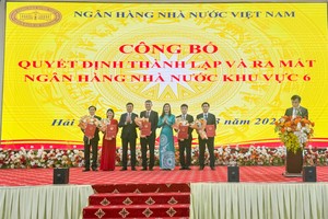 Phó Thống đốc NHNN Phạm Thanh Hà chụp ảnh lưu niệm cùng bà Nguyễn Thị Dung, Giám đốc NHNN chi nhánh thành phố Hải Phòng giữ chức vụ Quyền Giám đốc NHNN Khu vực 6 (thứ 3 từ phải sang) cùng các Phó Giám đốc NHNN Khu vực 6 bao gồm: ông Nguyễn Đức Hiển, bà Nguyễn Thị Thanh Bình, ông Nguyễn Đức Thiệp, ông Nguyễn Minh Chiến, ông Mai Việt Trung.
