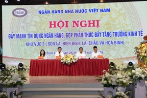 Các lãnh đạo tỉnh Sơn La và ngành ngân hàng điều hành Hội nghị