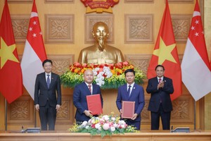 Thủ tướng Chính phủ Phạm Minh Chính; Thủ tướng Singapore Lawrence Wong chứng kiến lễ trao Biên bản ghi nhớ hợp tác giữa NAPAS và NETS nhằm triển khai thanh toán bán lẻ song phương qua mã QR giữa Việt Nam và Singapore