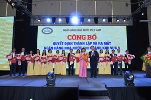 Phó Thống đốc NHNN Phạm Quang Dũng trao Quyết định điều động, bổ nhiệm nhân sự Khu vực 8