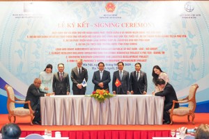 Thủ tướng Chính phủ Phạm Minh Chính, Phó chủ tịch ADB phụ trách Đông Á, Đông Nam Á và Thái Bình Dương Scott Morris và Bộ trưởng Tài chính Nguyễn Văn Thắng chứng kiến lễ ký kết. Thứ trưởng Bộ Tài chính Trần Quốc Phương và Giám đốc Quốc gia ADB tại Việt Nam Shantanu Chakraborty ký thỏa thuận về gói tài trợ tại Trung tâm Hội nghị quốc gia Hà Nội.