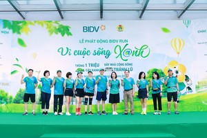 Các lãnh đạo BIDV và khách mời phát động chương trình “BIDV RUN - Vì cuộc sống Xanh” mùa thứ 5 tại Hà Nội sáng ngày 20/4.