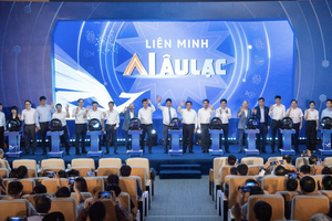 Các thành viên Liên minh AI Âu Lạc thực hiện nghi thức ra mắt trong sự kiện sáng ngày 20/6 