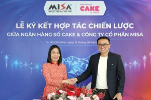 Bà Nguyễn Thị Ngoan - Giám đốc Tài chính MISA kiêm Giám đốc Công ty cổ phần JETPAY và ông Nguyễn Hữu Quang - CEO Ngân hàng số Cake công bố hợp tác chiến lược giữa hai đơn vị.