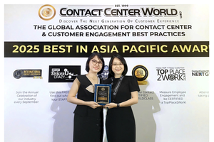 Đại diện lãnh đạo Trung tâm chăm sóc khách hàng BIDV nhận giải thưởng