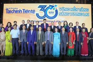 Các đại biểu chụp ảnh lưu niệm tại sự kiện