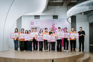 Tại Lễ Khởi động dự án, 10 bạn sinh viên đã nhận phần học bổng giá trị từ “Grow with MoMo”.