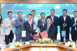 Ông Nguyễn Phúc Long (Chủ tịch Câu lạc bộ Sao Vàng đất Việt) và ông Đoàn Việt Nam (Phó Tổng Giám đốc BIDV) đại diện hai đơn vị ký kết thỏa thuận hợp tác