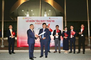 Ông Phạm Toàn Vượng, Thành viên HĐTV, Tổng giám đốc Agribank nhận mô hình máy bay tượng trưng từ đại diện hãng bay tại Lễ đón tàu bay