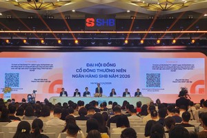 Chủ tịch HĐQT SHB Đỗ Quang Hiển trao đổi tại ĐHĐCĐ 2026