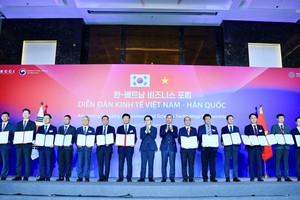 Tổng giám đốc Agribank Phạm Toàn Vượng (thứ hai từ trái sang) cùng các doanh nghiệp nhận văn bản ký kết hợp tác giữa các doanh nghiệp và tổ chức hai nước