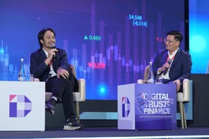 Ông Trần Công Quỳnh Lân, Phó Tổng giám đốc VietinBank thảo luận với ông Thái Trí Hùng, Phó Tổng giám đốc phụ trách Trung tâm Công nghệ thông tin, Tập đoàn công nghệ tài chính MoMo 