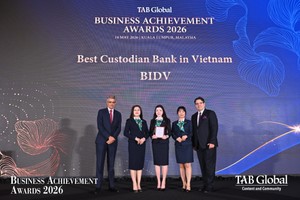 Đại diện BIDV nhận giải thưởng từ TAB