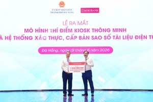 Ông Tô Huy Vũ, Chủ tịch Hội đồng thành viên Agribank trao biểu trưng tài trợ 11 Trạm dịch vụ công số phục vụ người dân thành phố Đà Nẵng