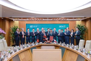 Tổng Giám đốc BIDV Lê Ngọc Lâm và Tổng Giám đốc VDB Đào Quang Trường đại diện hai ngân hàng ký kết Thỏa thuận 