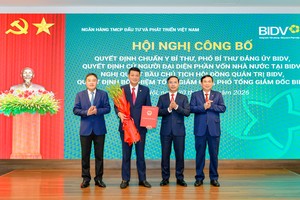 Thống đốc NHNN Phạm Đức Ấn, Phó Chủ nhiệm Ủy ban Kiểm tra Trung ương Đinh Hữu Thành và Chủ tịch HĐQT BIDV Phan Đức Tú trao Quyết định và tặng hoa chúc mừng ông Lê Ngọc Lâm nhận nhiệm vụ mới