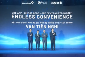 Ông Phạm Tiến Dũng, Phó Thống đốc Ngân hàng Nhà nước Việt Nam (thứ 2 từ trái sang), ông Nguyễn Quang Hưng, Chủ tịch HĐQT NAPAS (đầu tiên bên trái), ông Trần Minh Bình, Chủ tịch HĐQT VietinBank (thứ hai từ phải sang), ông Jeremy Tan, Tổng giám đốc Liquid Group (đầu tiên bên phải) tại Lễ kết nối thanh toán QR giữa Việt Nam và Singapore sáng ngày 2/7/2026