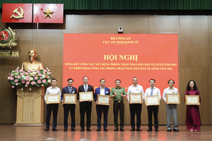 Ông Tô Huy Vũ - Bí thư Đảng ủy, Chủ tịch Hội đồng thành viên đại diện Agribank nhận Bằng khen của Bộ Công an tặng Trụ sở chính Ngân hàng Nông nghiệp và Phát triển Nông thôn Việt Nam vì đã có thành tích xuất sắc trong phong trào Toàn dân bảo vệ an ninh Tổ quốc 