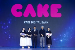 Ông Nguyễn Hữu Quang, CEO Ngân hàng số Cake (chính giữa) và cán bộ Cake chụp ảnh lưu niệm cùng lãnh đạo HR Asia Awards tại sự kiện.