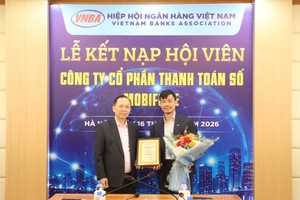 TS. Đào Minh Tú, Phó chủ tịch kiêm Tổng Thư ký Hiệp hội Ngân hàng Việt Nam (bên trái) và ông Phan Thanh Sơn, Tổng Giám đốc MDP (bên phải).