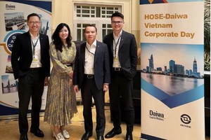 Ông Đỗ Việt Hùng, Thành viên HĐQT Vietcombank (thứ 2 từ phải sang) cùng đại diện Ban Chiến lược & TK HĐQT và Văn phòng đại diện của Vietcombank tại Singapore tham dự HOSE - Daiwa Vietnam Corporate Day Singapore 2026