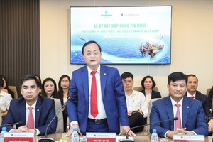Tham dự Lễ ký kết, về phía Agribank có ông Tô Huy Vũ - Chủ tịch Hội đồng thành viên (đứng); ông Phạm Toàn Vượng - Thành viên Hội đồng thành viên, Tổng Giám đốc (ngồi bên phải) cùng các thành viên Ban lãnh đạo