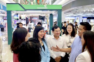 Ông Lê Quang Hòa - Ủy viên Ban Thường vụ Tỉnh ủy, Phó Chủ tịch UBND tỉnh Hưng Yên; bà Lê Hoàng Oanh - Cục trưởng Cục Thương mại điện tử, Bộ Công Thương cùng đại diện đại biểu, khách mời tham quan và trải nghiệm các giải pháp tài chính số tại gian hàng Vietcombank trong khuôn khổ chương trình