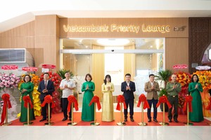 Đại diện lãnh đạo Vietcombank, CIAS và các cơ quan, đơn vị tại Cảng hàng không quốc tế Cam Ranh thực hiện nghi thức cắt băng khai trương Vietcombank Priority Lounge Cam Ranh 