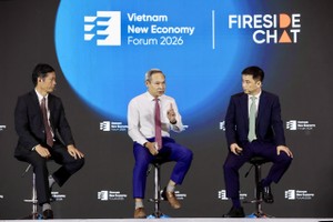 Ông Đậu Anh Tuấn, Phó Tổng Thư ký, Trưởng Ban Pháp chế VCCI (bên phải), ông Phan Đức Hiếu, Ủy ban Kinh tế - Tài chính Quốc hội (giữa), TS. Lê Duy Bình, chuyên gia kinh tế (bên trái)