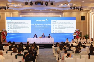 Toàn cảnh ĐHCĐ bất thường sáng ngày 14/10