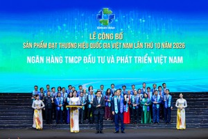 Ủy viên HĐQT BIDV Đặng Văn Tuyên đại diện ngân hàng nhận Danh hiệu