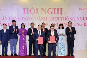 Ông Tạ Kiều Hưng, Thành viên HĐQT, Tổng Giám đốc NCB (bên trái, hàng trước) cùng các ngân hàng trao thoả thuận hợp tác với các đối tác tại sự kiện